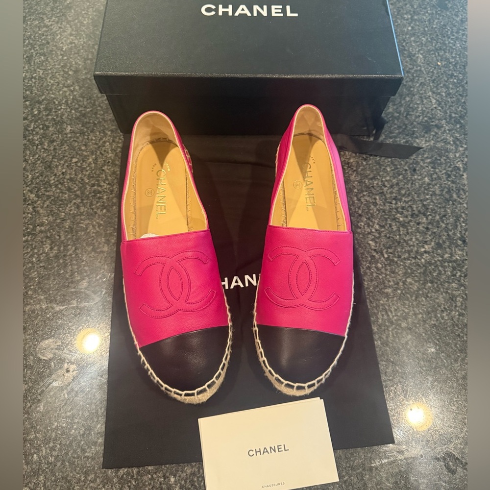 NWT! CHANEL Lambskin CC Espadrilles size 40 in Fuchsia and Black.
